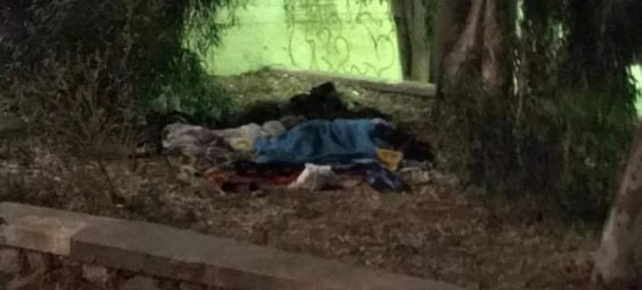 Αστεγοι κοιμούνται στον δρόμο στα κοσμοπολίτικα Φηρά -Στο πιο ακριβό νησί του Αιγαίου